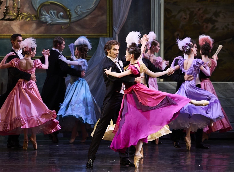 Мария Ширинкина - Анюта, Руслан Стенюшкин - Артынов. Сцена из балета "Анюта". Источник фото: www.mariinsky.ru.