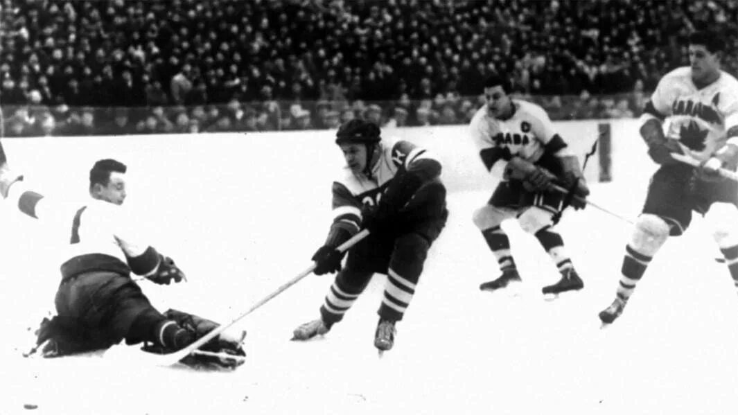 Фото с яндекс.картинки (матч с канадцами 1954 года)