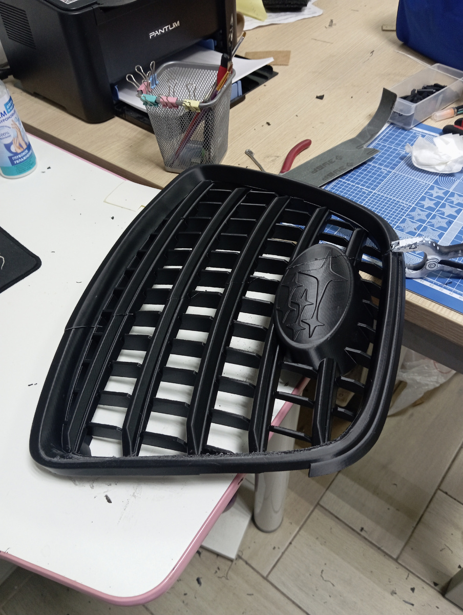  Решётка радиаторацентральная Subaru Tribeca B9 не обработанная под покраску