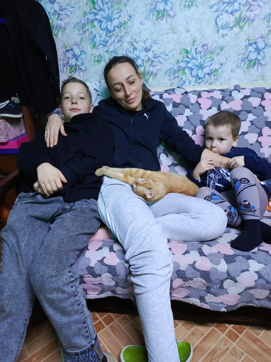 Мои старший сын и младший, и кот, принесенный с помойки