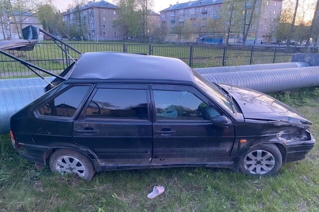    Автомобиль сбил женщину и врезался в трубу Фото: УГИБДД по Кировской области