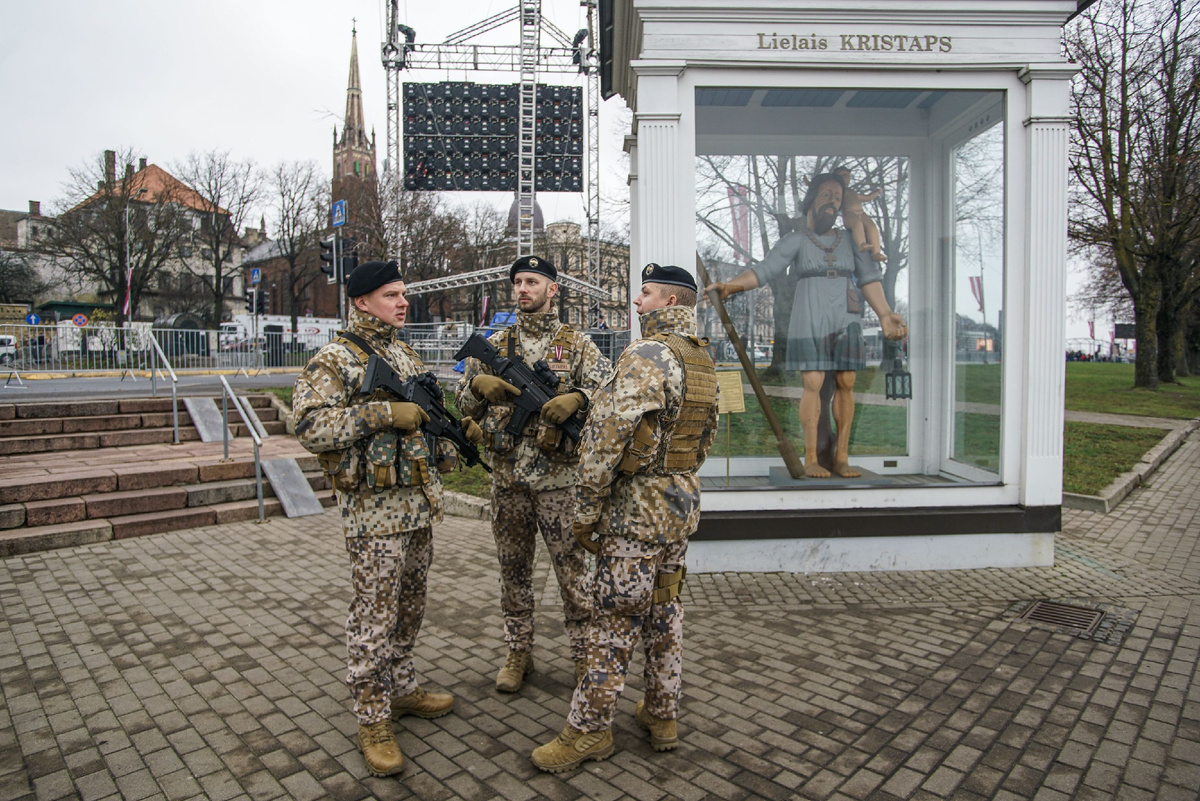 Латвийские солдаты перед началом парада в Риге © Sputnik