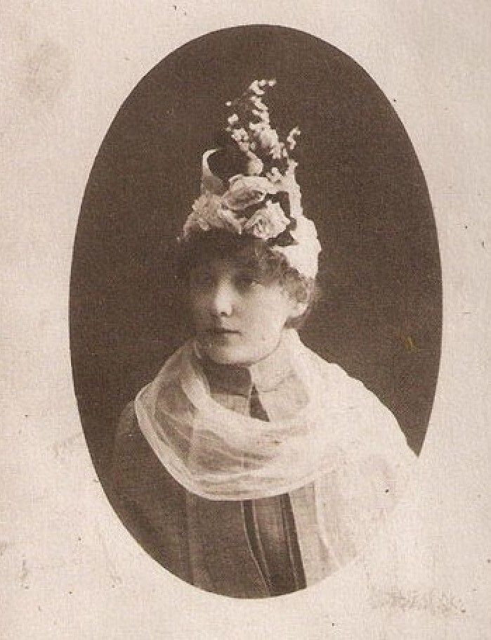 Лариса Михайловна Гарелина, первая жена К.Д. Бальмонта https://www.isuct.ru/book/publications/culture/balmont/img/f07.jpg