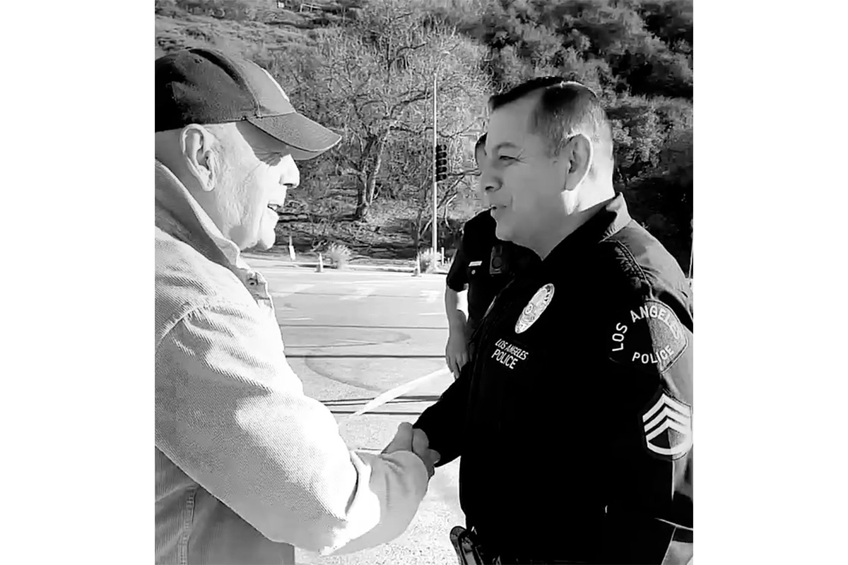 emmahemingwillis / Instagram (входит в корпорацию Meta, признана экстремистской и запрещена в России)📷Брюс Уиллис и офицер полиции Лос-Анджелеса