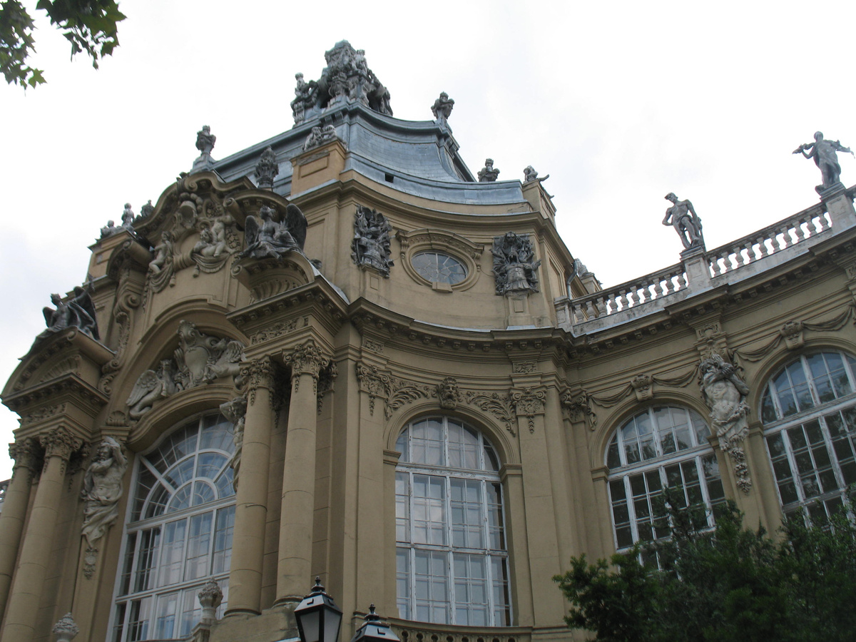 Один из 22-х дворцов и замков в Варошлигете