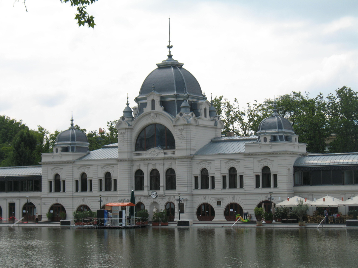 Дворец Катка. В нем зимой работают бары, рестораны и, конечно, прокат коньков