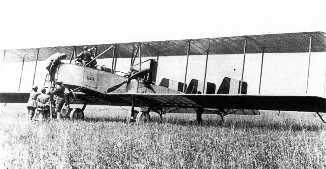 фото - сайт Уголок неба; Капрони Ca.1 - отличить данную модель можно по установке винтов на крыле без моторов, установленных в гондоле, с которыми винты связывались ременными передачами; носовая стойка шасси предотвращала капотирование, но на некоторых машинах (торпедоносцах, например) не устанавливалась