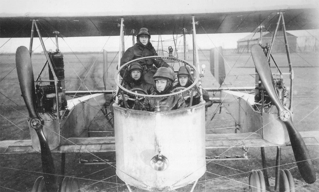 Капрони Ca.2 - хорошо видны моторы над винтами; турель носового стрелка (пулемёт снят) размещалась относительно комфортно, огонь вести можно было просто встав к пулемёту