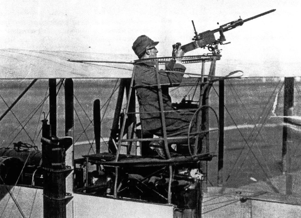 Капрони Ca.2 - центральный мотор был заменён на более мощный, таких машин построили всего несколько, но к разномоторной схеме возвращались и позднее; кормовому стрелку повезло куда меньше, из-за заднего расположения центрального винта, огневую точку пришлось поднимать, чтобы обеспечить стрельбу назад, однако, из-за этого появился и широкий сектор обстрела вперёд 