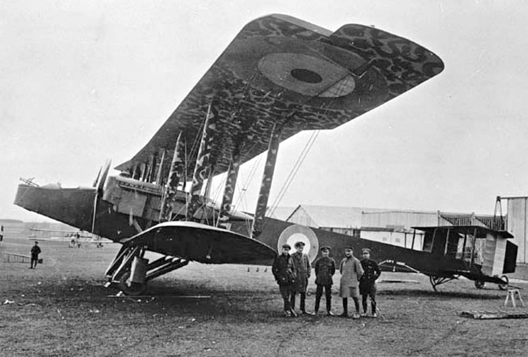 Хэндли-Пэйдж 0/100 - двухмоторный "патрульный" бомбардировщик военной авиационной службы британского флота (RNAS); машина создавалась для поиска и бомбардирования кораблей, а затем и морских баз, производств противника, что подразумевало и большую дальность полёта, и значительную бомбовую нагрузку; такие их свойства привели к тому, что уже одномоторные Бомберы привлекались для бомбардировок в глубине территории Германии, а для Х-П такое применение было достаточно частым, 0/100 было заказано всего 40 машин