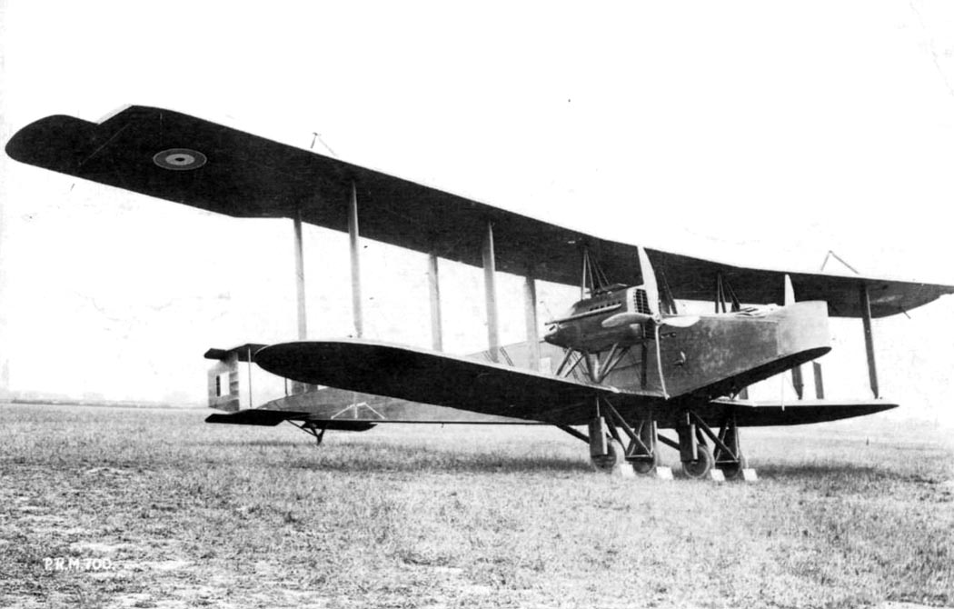 Хэндли-Пэйдж 0/400; двухмоторные тяжёлые машины были куда более требовательны к моторам, в сравнении с Капрони, впрочем, Британская Империя могла себе это позволить, 0/100 получал 250-тисильные, а следующий 0/400 моторы в 360 л.с. и более мощные, по сумме боевых качеств эти машины, примерно, соответствовали итальянским "коллегам"; но, как и с Капрони, "распробовали" их британские военные только в 1917-м году; в конечном итоге Хэндли-Пэйдж 0/100 и 0/400, суммарно, выпустили 594 машины - большую часть в 1918-м году