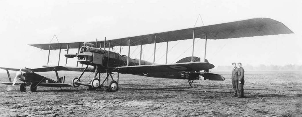 фото - сайт Уголок неба; британские бомбардировщики были единственными близкими аналогами Капрони на западном фронте ПМВ, потребность флота в патрульном бомбардировщике и наличие мощных серийных моторов привели к созданию "Бомбера" фирмы Шорт в 1916-м году, с мотором Санбим в 225 л.с. или Роллс-Ройс в 250 л.с. одномоторная машина вполне могла конкурировать с Капрони во всём, кроме оборонительного вооружения; серия - 83 машины