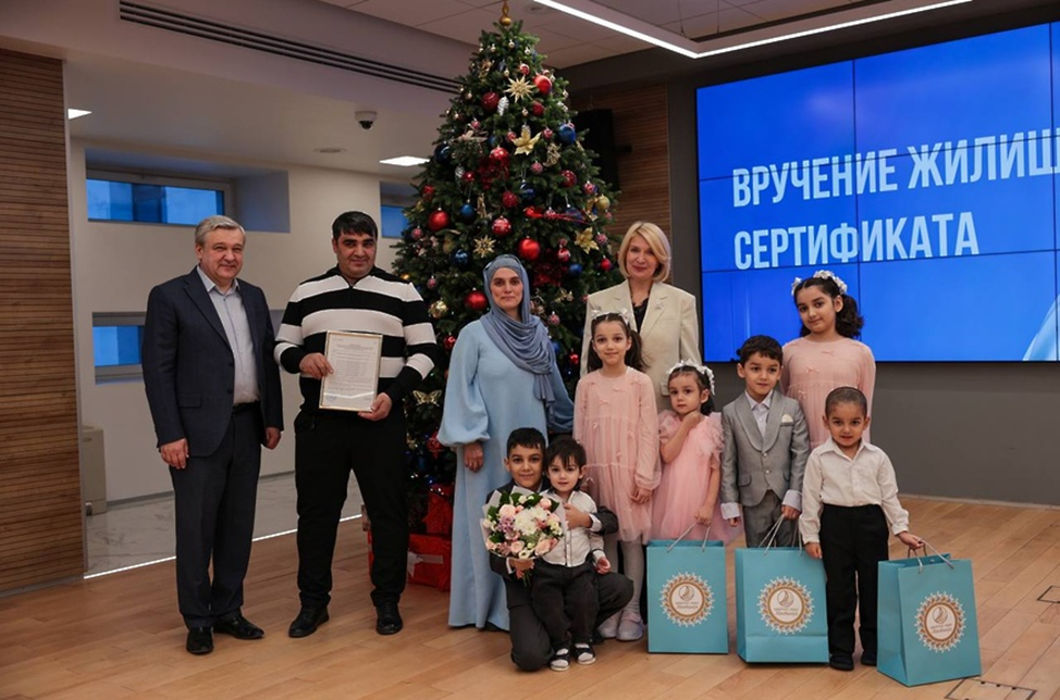 Вручение жилищного сертификата в администрации города Мытищи семье Тахмины Самадовой и Рамазона Рахимова. Фото с сайта администрации г.Мытищи.