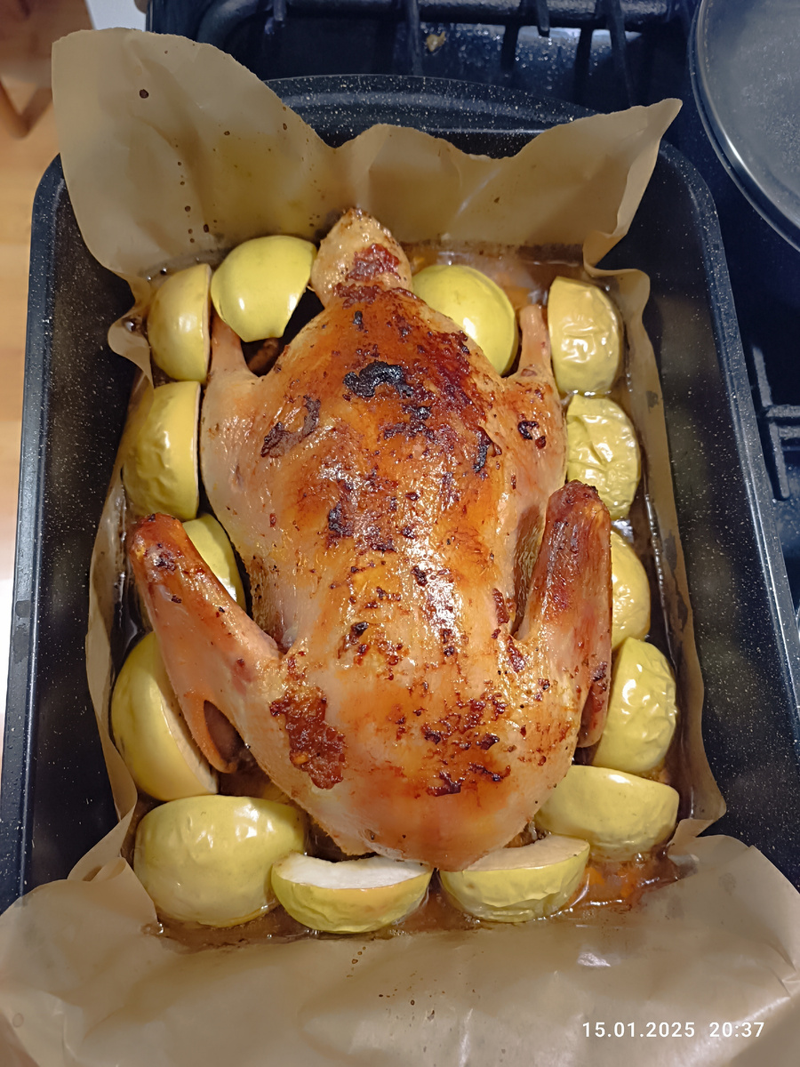 Запекла таки утку в яблоках😊