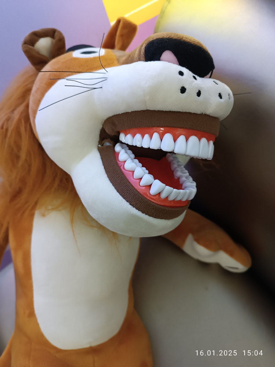 На этом звере маленьких детей в стоматологии учат чистить зубы.