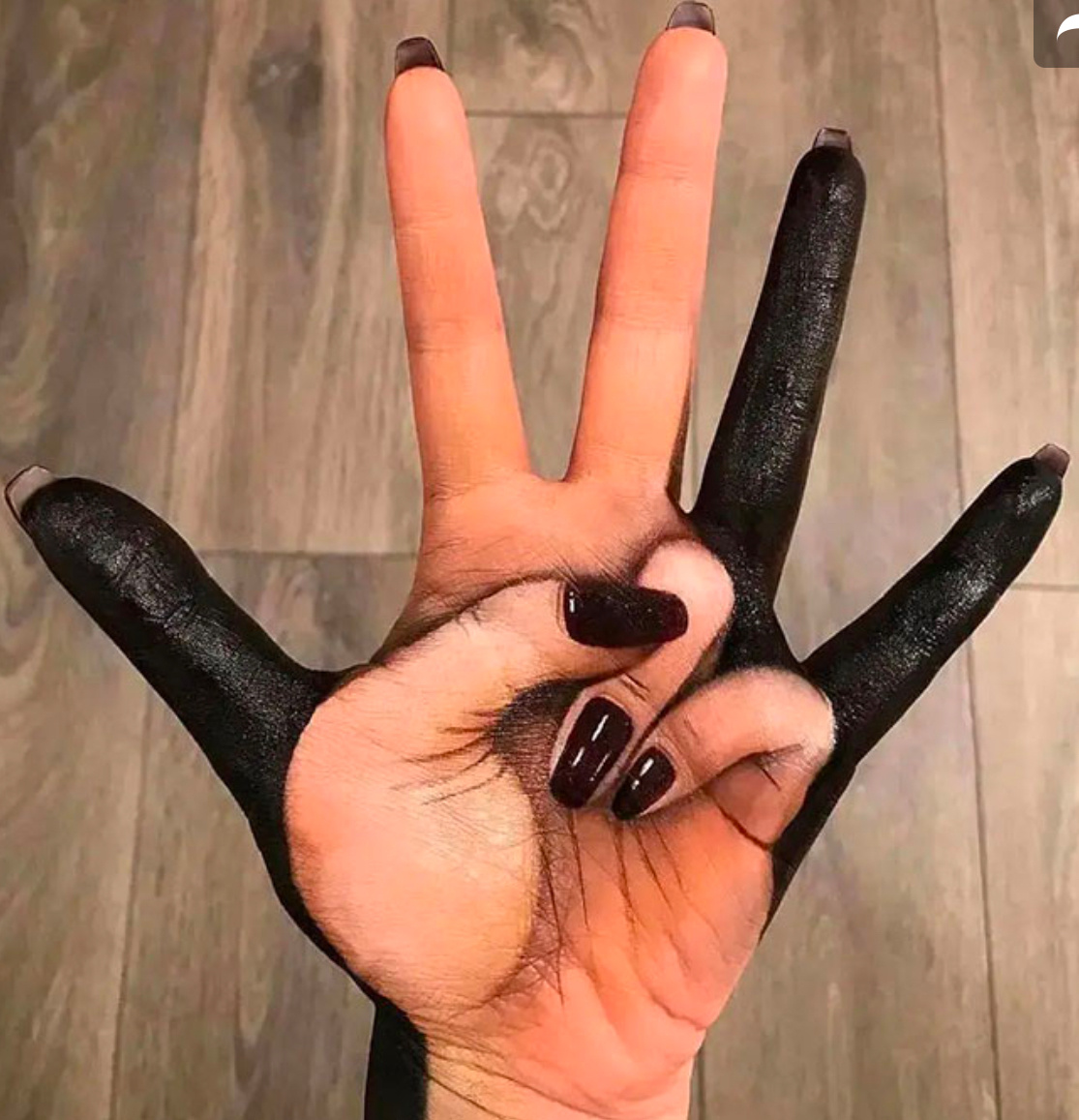 Эффективная техника затемнения используется наряду с некоторой долей фотореализма, заставляя каждого делать двойной снимок.