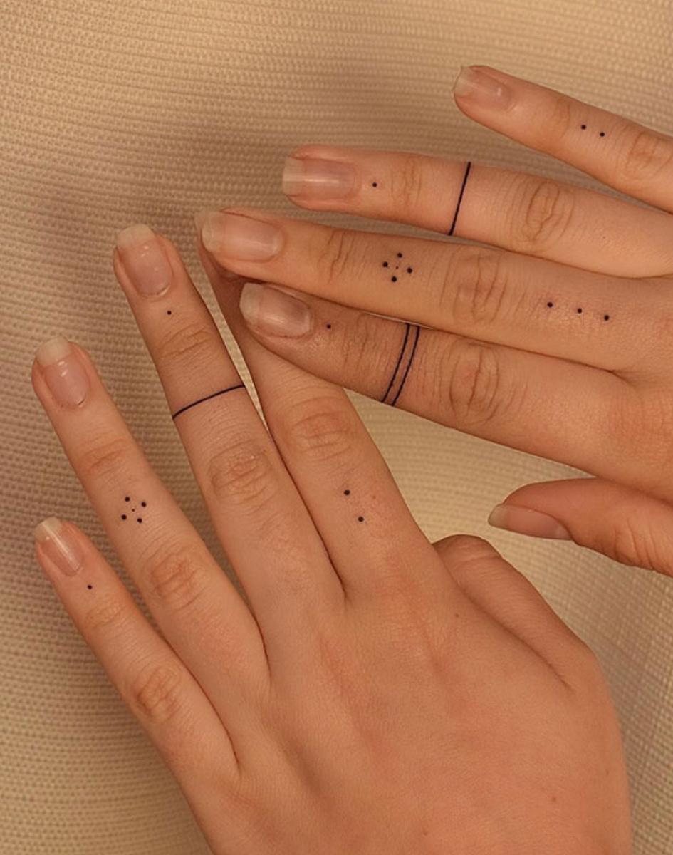 Красота этой татуировки в ее простоте. Крошечные точки дополняют тонкие линии.