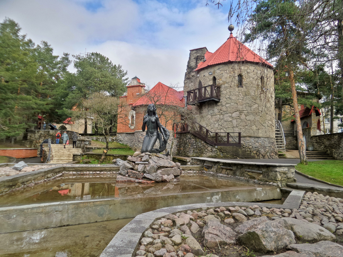 Русалка и замок. Источник фото: commons.wikimedia.org. Автор: Наталья Крижановская