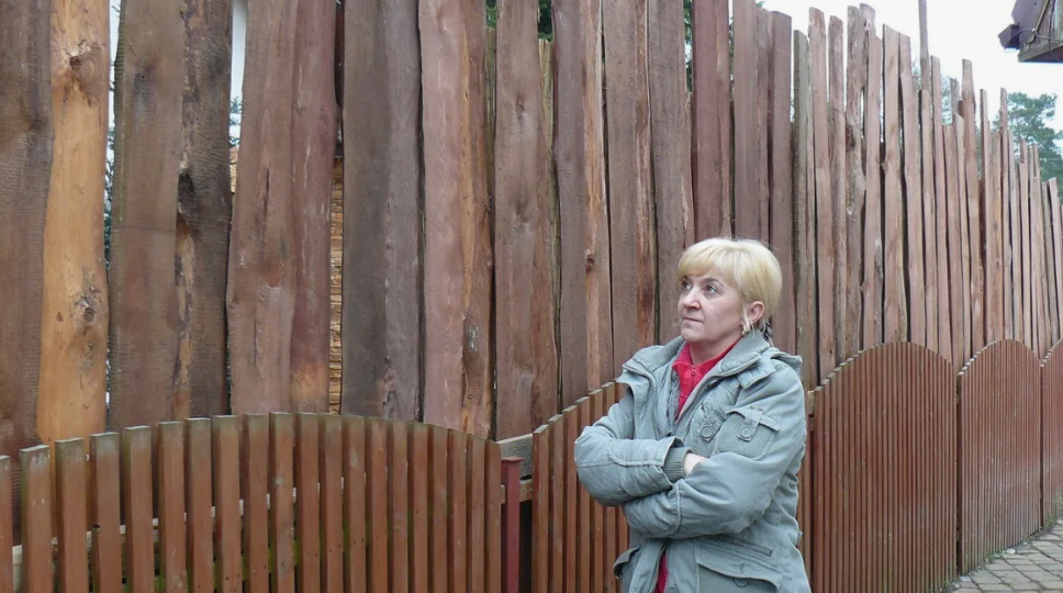 — Вы зачем забор ставите? Как я буду к вам на грядки ходить и контролировать урожай? — заворчала соседка, не понимая абсурдность сиутации