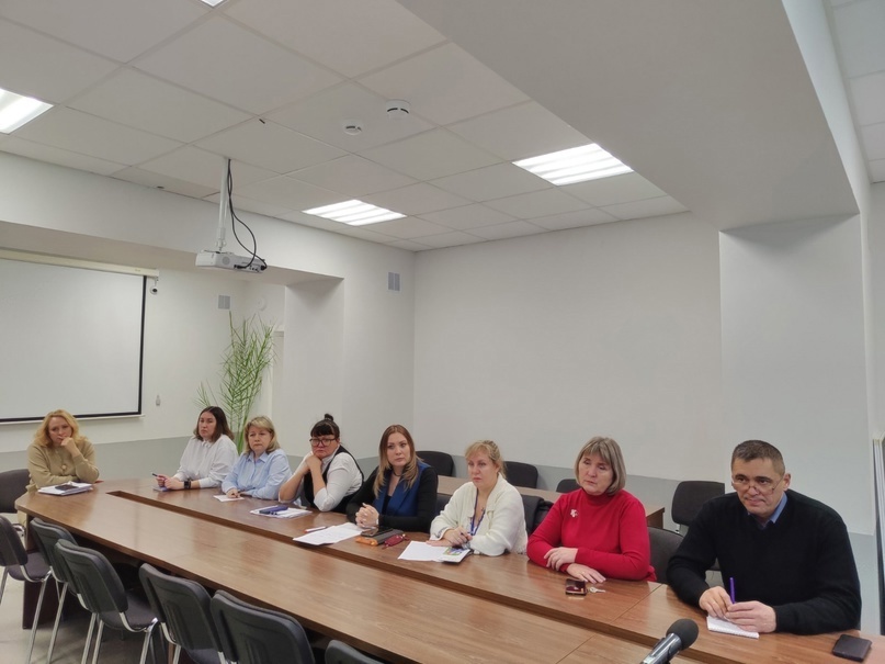 Куда и с какими вопросами могут обратиться военнослужащие и члены их семьи для оформления тех или иных мер поддержки, рассказали представители отдела МФЦ в городе Полевском, отдела обеспечения мер социальной поддержки Управления социальной политики № 25, клиентской службы Фонда пенсионного и социального страхования в городе Полевском, Центра социально-коммунальных услуг и военкомата