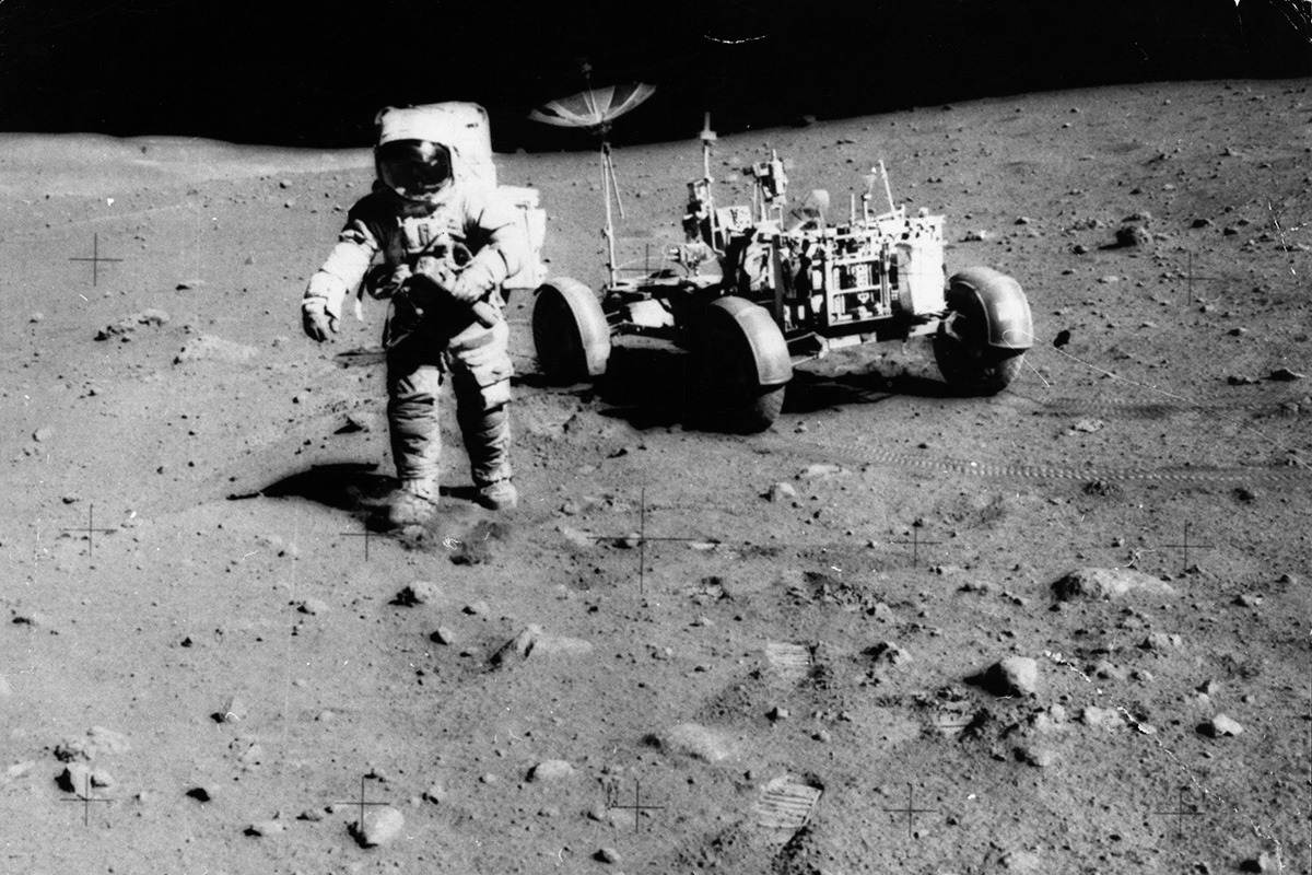 Keystone / Getty Images📷Астронавт Джеймс Ирвин исследует Луну. 1 августа 1971 года