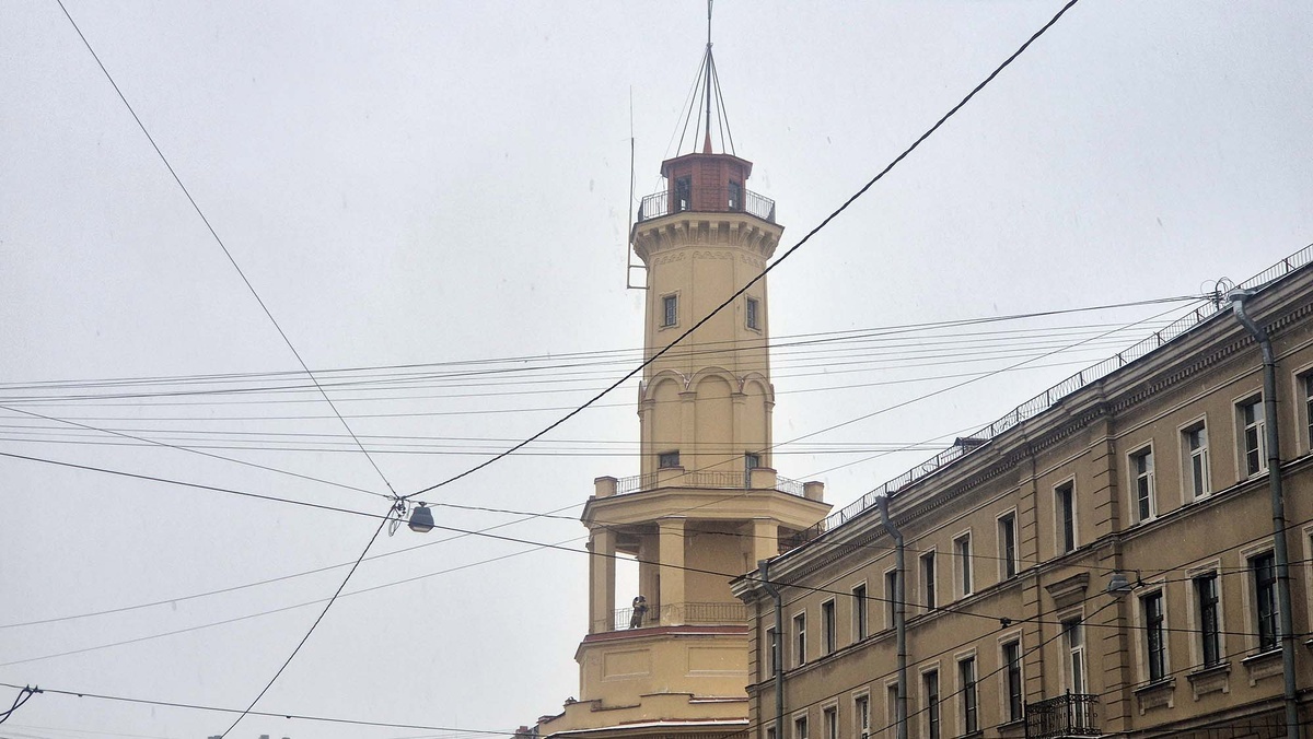 Высота каланчи — 46 метров. Наверху можно увидеть фигуру. Издалека я подумала, что это живой человек