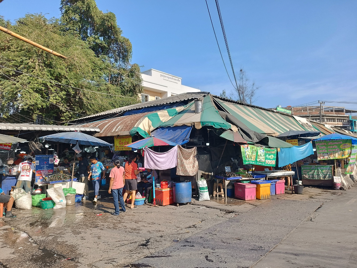 Один из входов в рынок на фото