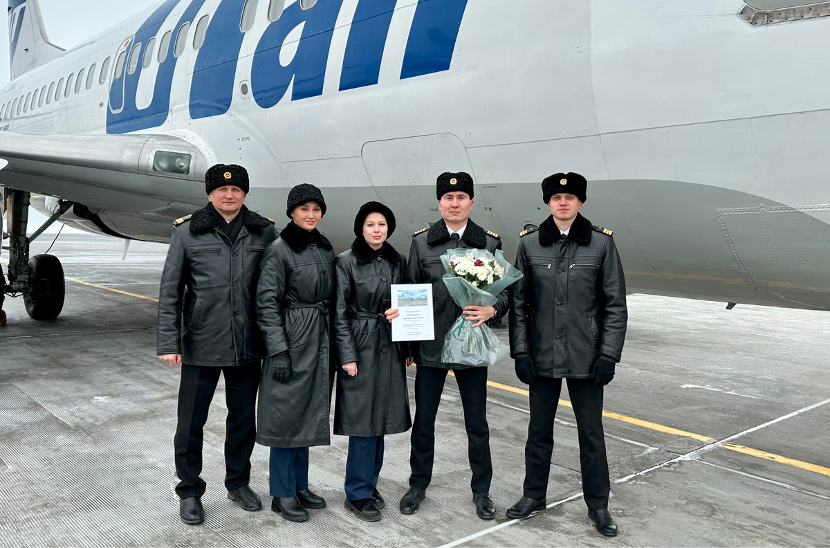 Слева направо: Павел Шевченко — командир летного отряда № 2, Марина Калайкова — бортпроводник службы бортпроводников г. Тюмени, Мария Кокарева — бортпроводник службы бортпроводников г. Тюмени, Гумар Мустафин — командир воздушного судна Boeing 737 авиаэскадрильи № 2 летного отряда № 2, Николай Хныкин — второй пилот воздушного судна Boeing 737 авиаэскадрильи № 1 летного отряда № 2
