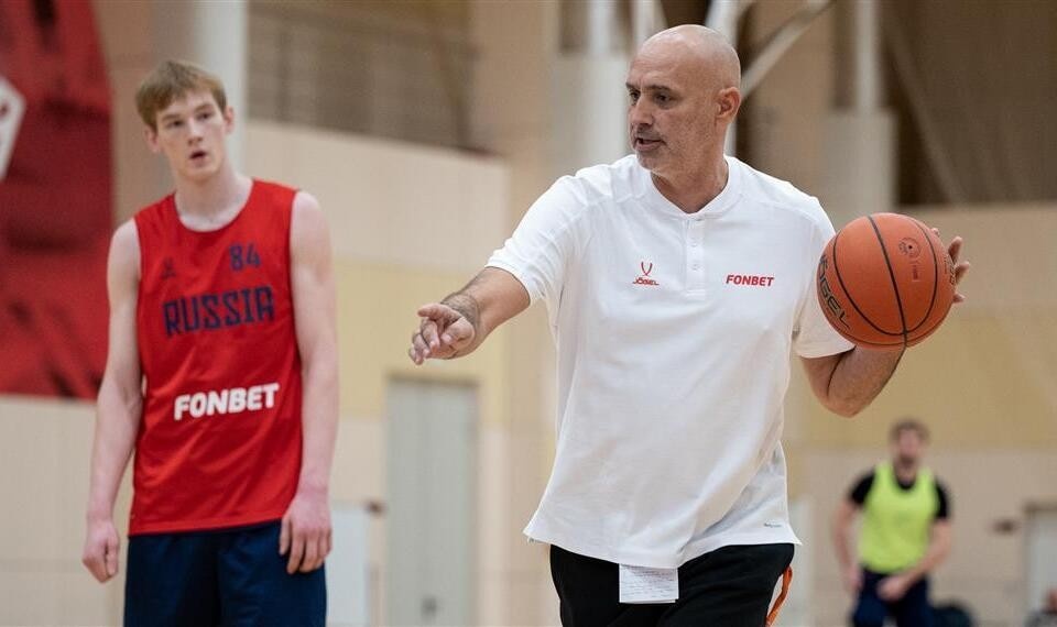    Главный тренер сборной и Максим Огарков. Фото: сайт РФБ