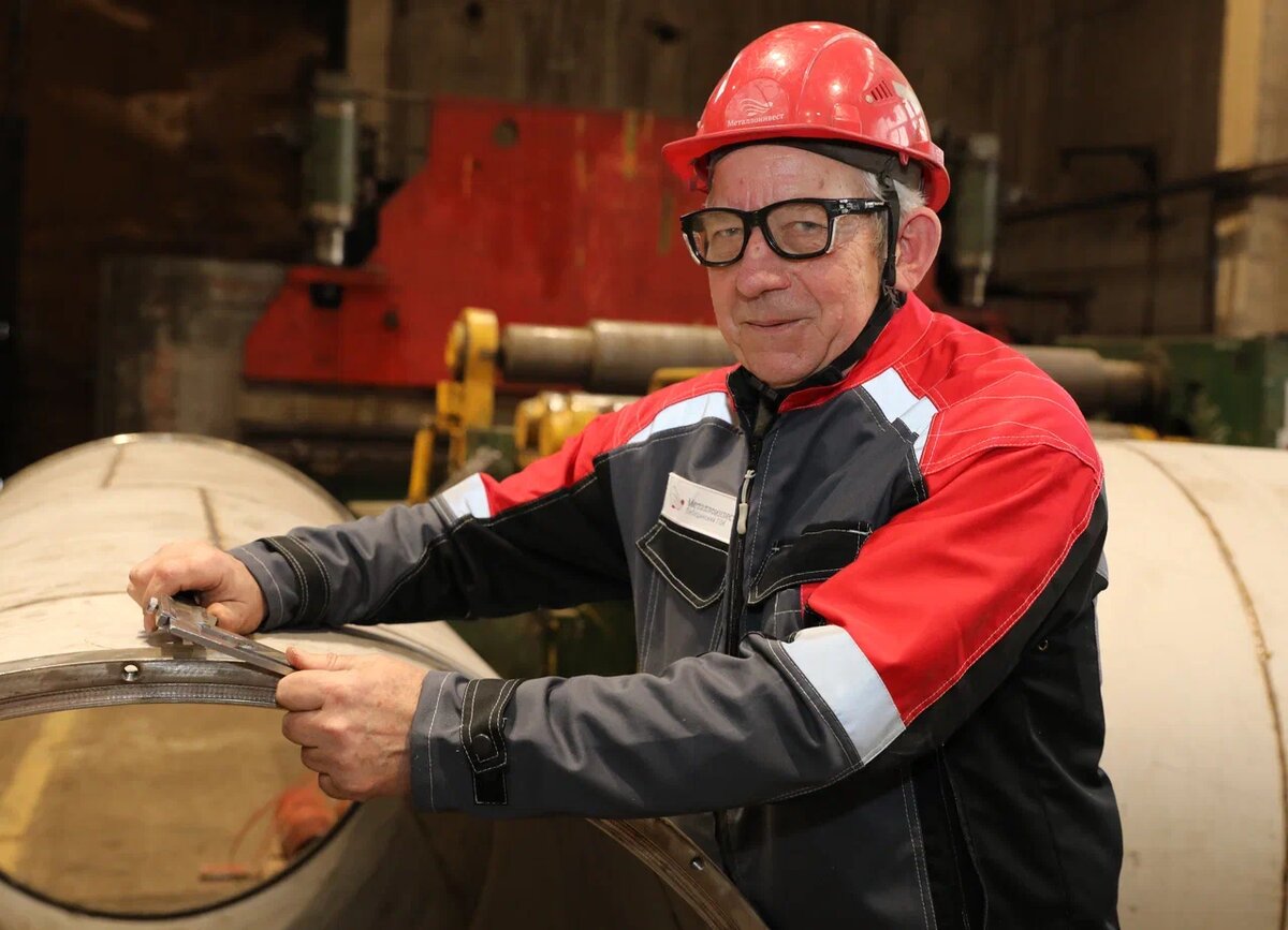 Виктор Корнеев проверяет габариты свежеизготовленной обечайки Автор фото Александр Белашов