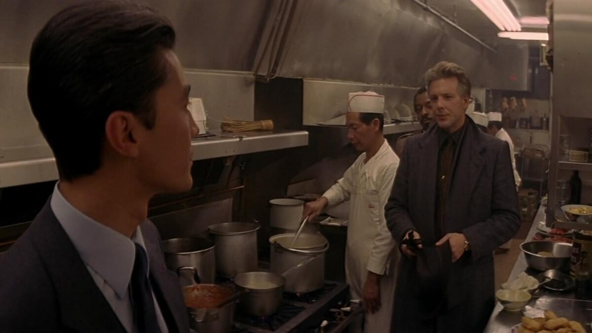 Микки Рурк в роли Стэнли Уайта на кадре из фильма "Год Дракона"