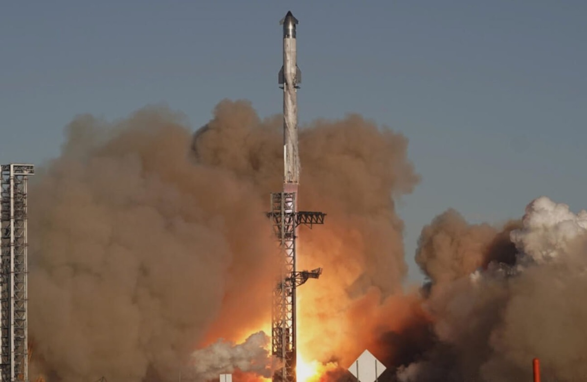   Космический корабль Starship перед своим седьмым запуском. Источник изображения: прямая трансляция SpaceX