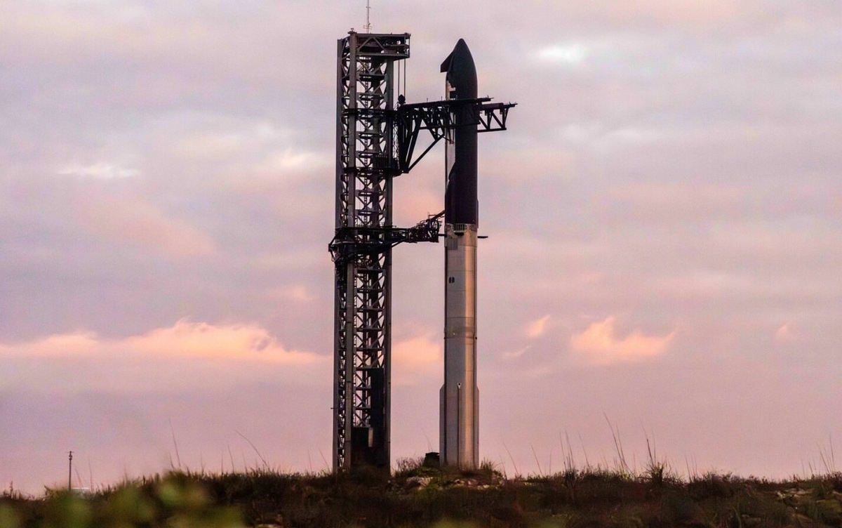    В ходе седьмого полета инженеры хотели проверить новшества корабля и вывести несколько спутников Starlink. Источник изображения: The Verge