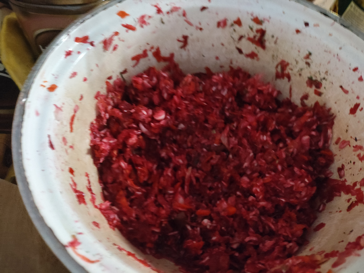 Это уже почти половину кастрюли съела