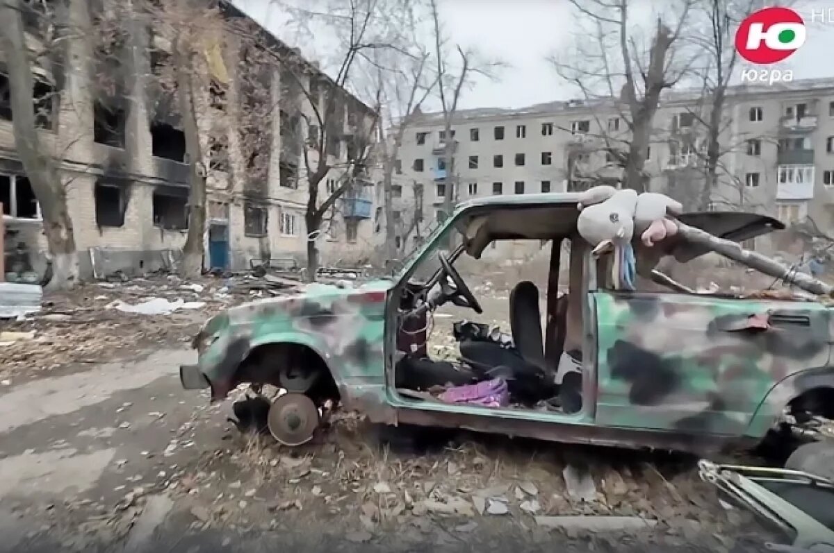    В городе не осталось ни одного целого дома, а о том, что в городе были дети, напоминают лишь брошенные на руинах игрушки.