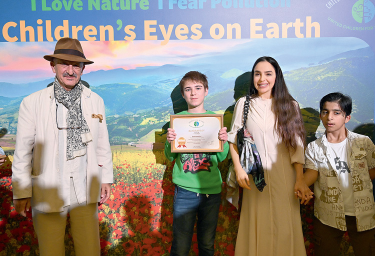 Награды победителям вручили фотограф Реза Дегати и руководитель Общественного объединения IDEA Лейла Алиева. Фото: Центр Гейдара Алиева