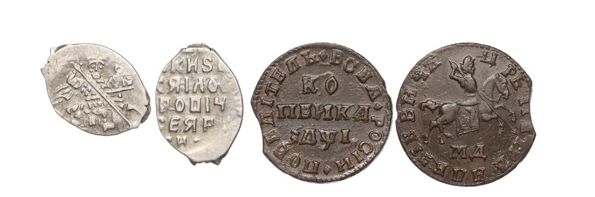 Серебряная копейка царя Михаила Федоровича (слева) и медная копейка Петра I (справа).