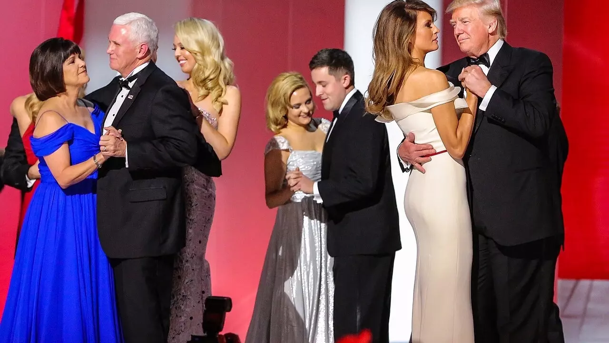 Президент Дональд Трамп и вице-президент Майкл Пенс танцуют со своими женами на балу после инаугурации Дональда Трампа, 2017 год. Фото: U.S. Army Sgt. Ashley Marble