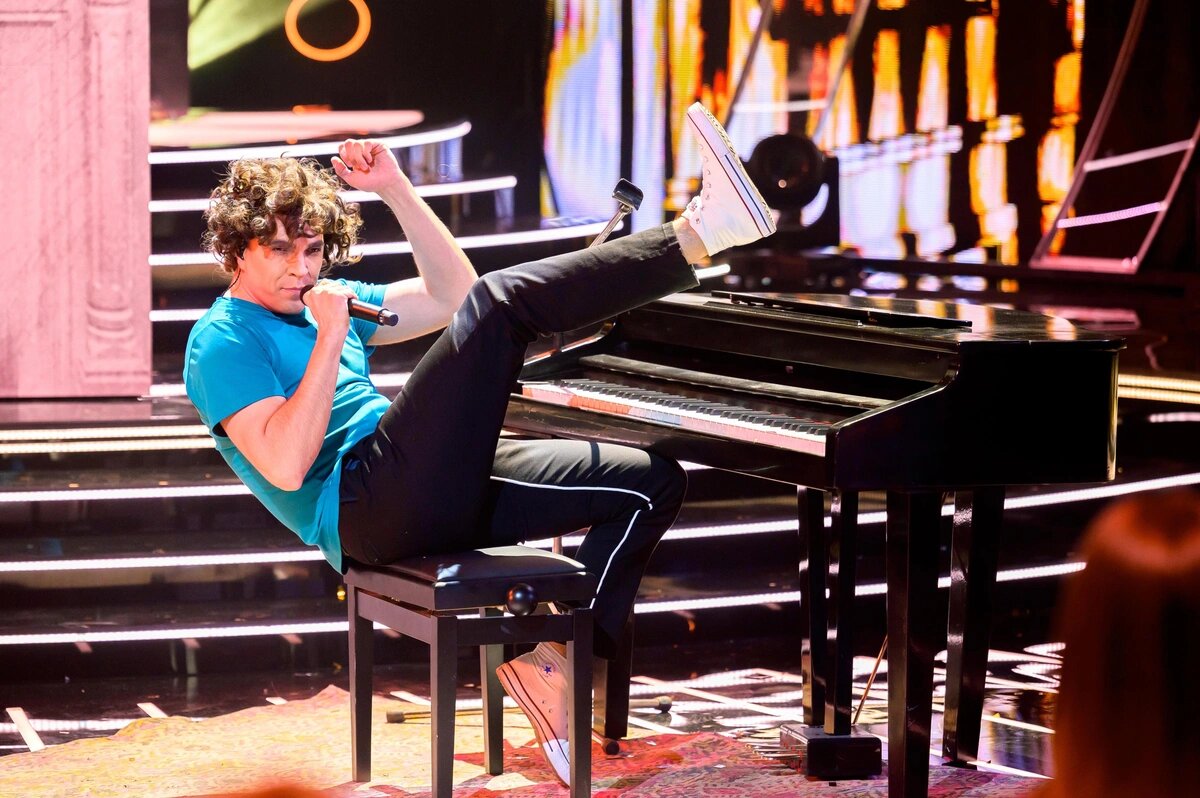 Образ MIKA.Источник https://heeeey.ru/news/shou-biznes/odin-v-odin-zvezdy-prevratyatsya-v-tinu-terner-i-emi-uajnhaus/page