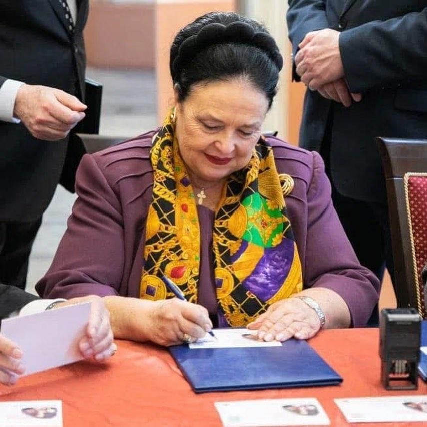 Глава Российского Императорского Дома Её Императорское Высочество Государыня Великая Княгиня Мария Владимировна визируют юбилейную открытку, фото из открытых источников