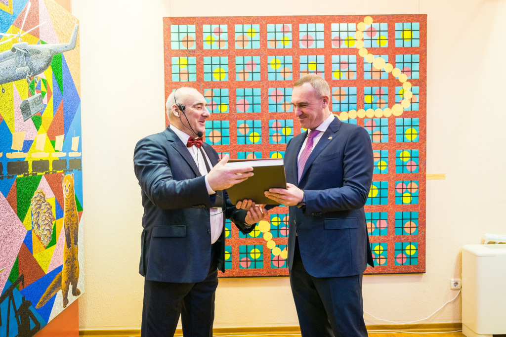    Югорчане познакомились с творчеством уникального художника-филумиста