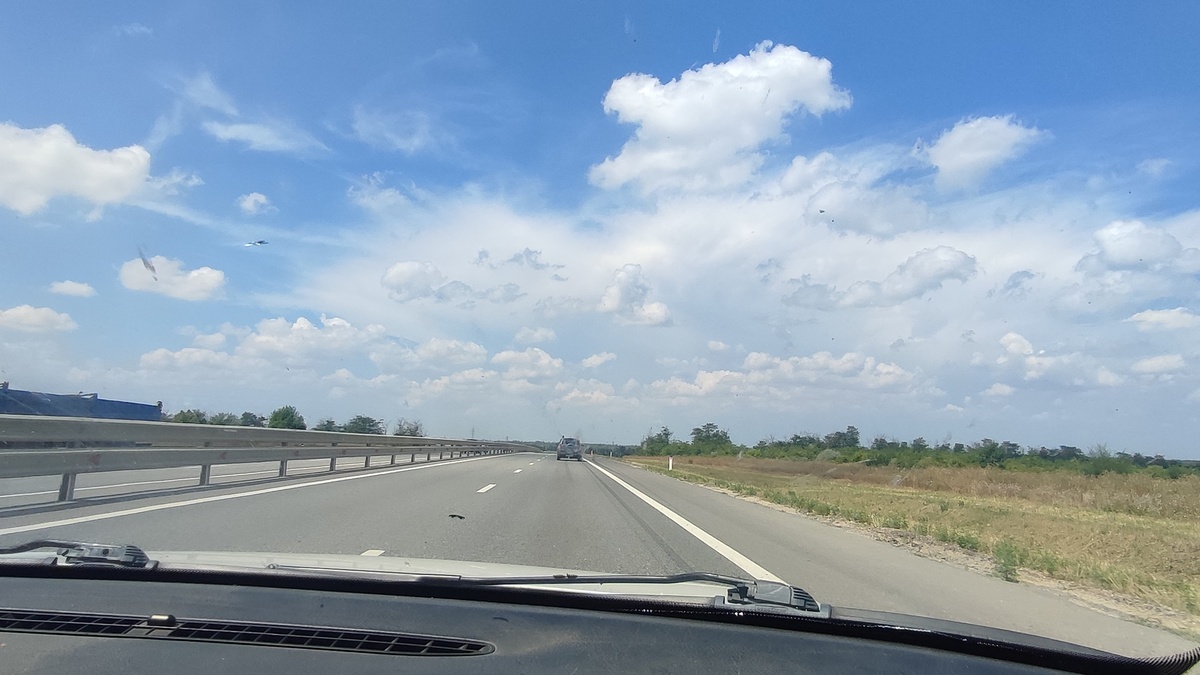 Таврида. Отличная трасса, но от монотонности можно немного и устать. Пора добавить разнообразия и просто чуть свернуть. Фото : Книга Приключений