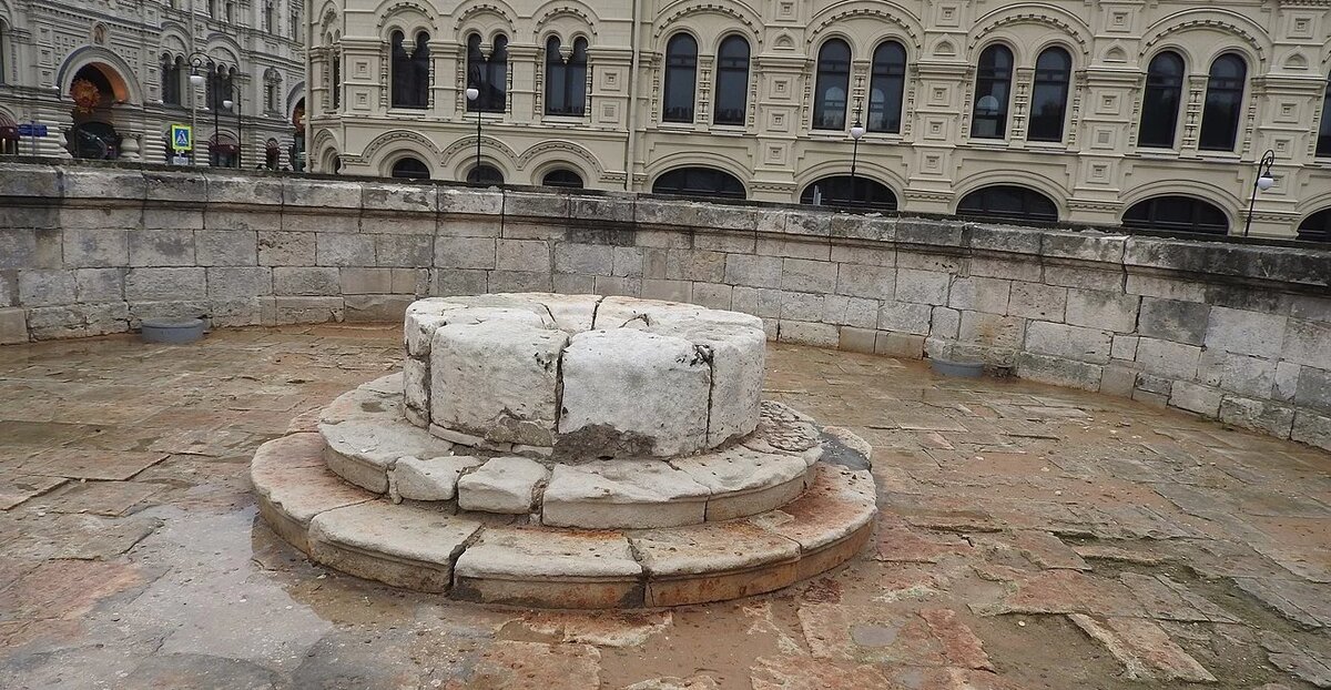 Ло́бное ме́сто — памятник средневекового русского зодчества, расположенный в Москве на Красной площади. Созданный, предположительно, в XVI веке, до 1917 года использовался при совершении крестных ходов в дни православных праздников, а также для публичного оглашения царских указов. Выражение «лобное место» часто используется в значении «эшафот»