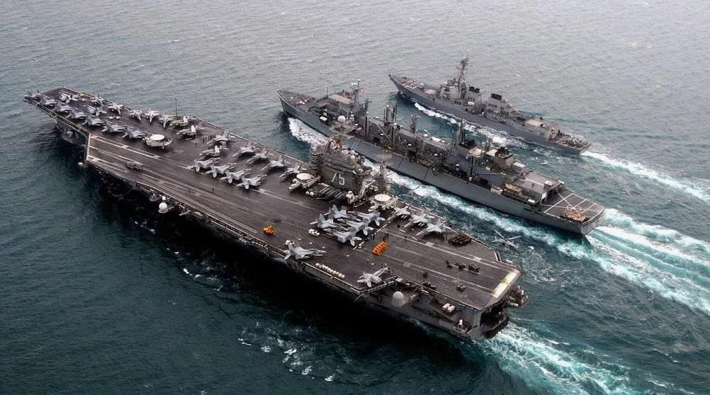 "Гарри Трумэн" и корабли сопровождения уходят с Красного моря. Командование говорит, что группа может вернуться через месяц, но это далеко не факт. Фото ВМС США