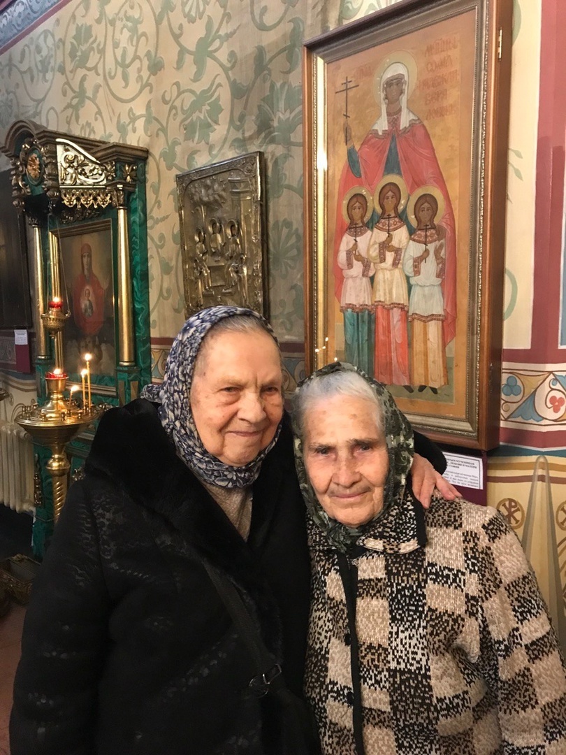 Встреча первой трудницы возрождаемого храма Валентины Алексеевны Дмитриевой (на фото справа) и иконописца Галины Алексеевны Скотиной. 35 лет пролетело!