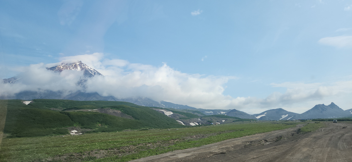 Камчатка. Слева в облаках вулкан Корякский, справа с двумя вершинами г.Верблюд.