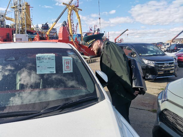 Любой японский автомобиль отличает множество справок о прохождении многочисленных техосмотров / Фото: пресс-служба Сахалинской таможни