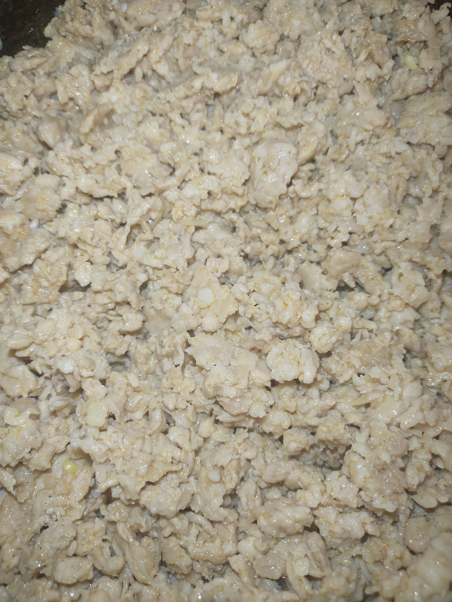 Когда весь фарш обварился и перестал слипаться в комки, накрываю крышкой и даю потушиться несколько минут.