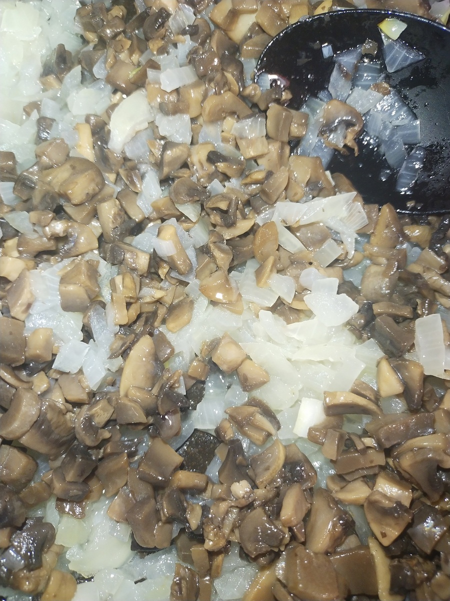 По желанию, можно добавить грибы. 