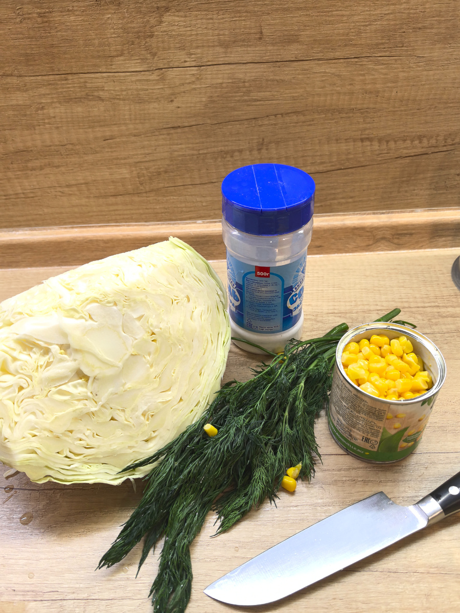 Салат из молодой капусты и сладкой кукурузы 